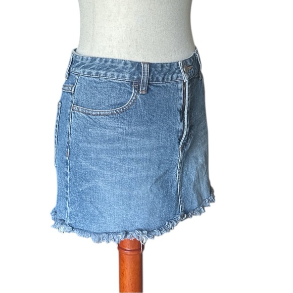 J.Crew Distressed Denim Mini Skirt Frayed Hem Blue Jean Skirt Casual Y2K Size 2 - Picture 2 of 8